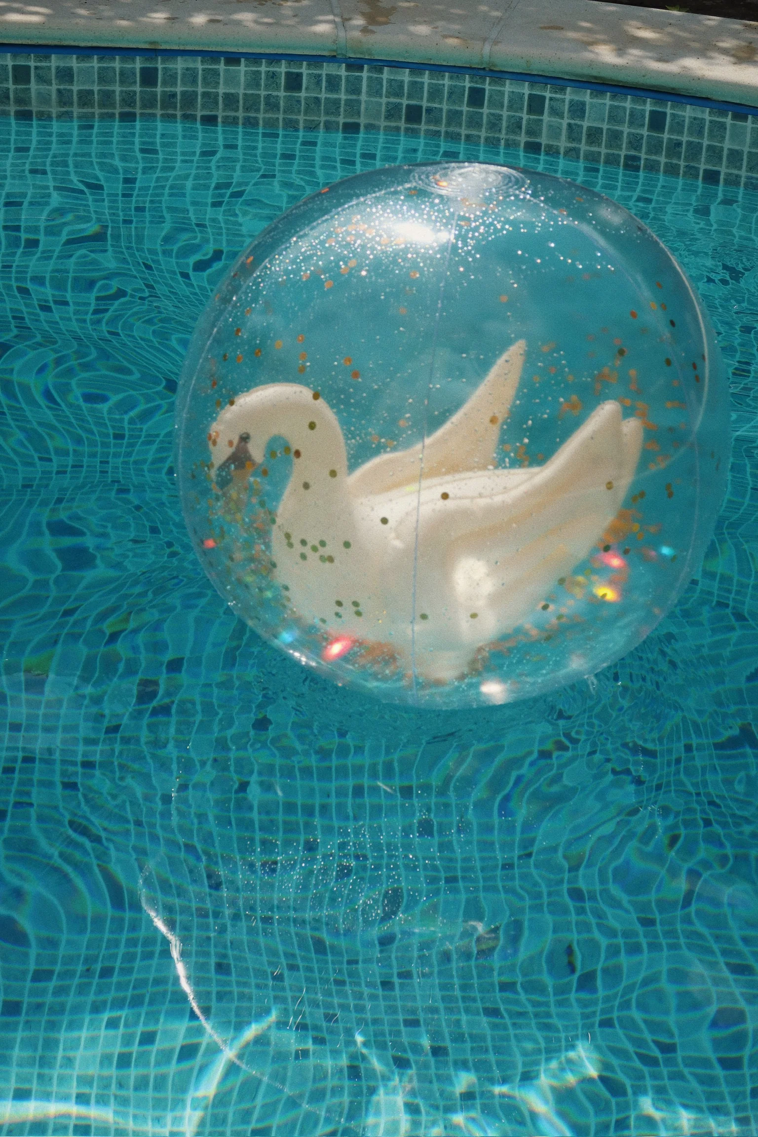 Konges Slojd łabędź w piłce piłak plażowa swan konges slojd