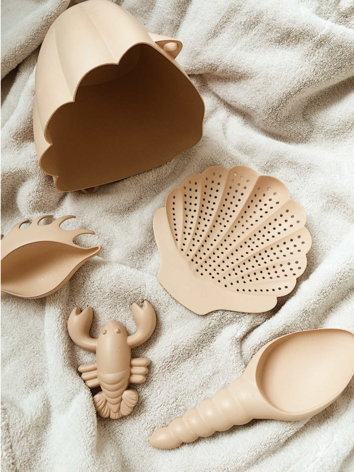 zestaw zabawek do piasku konges slojd beige muszla beżowy