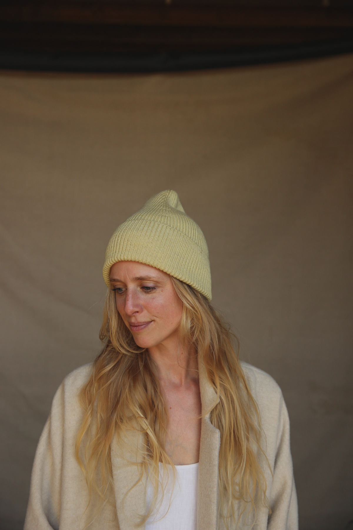 adult beanie fonzie hvid light yellow czapka żółta