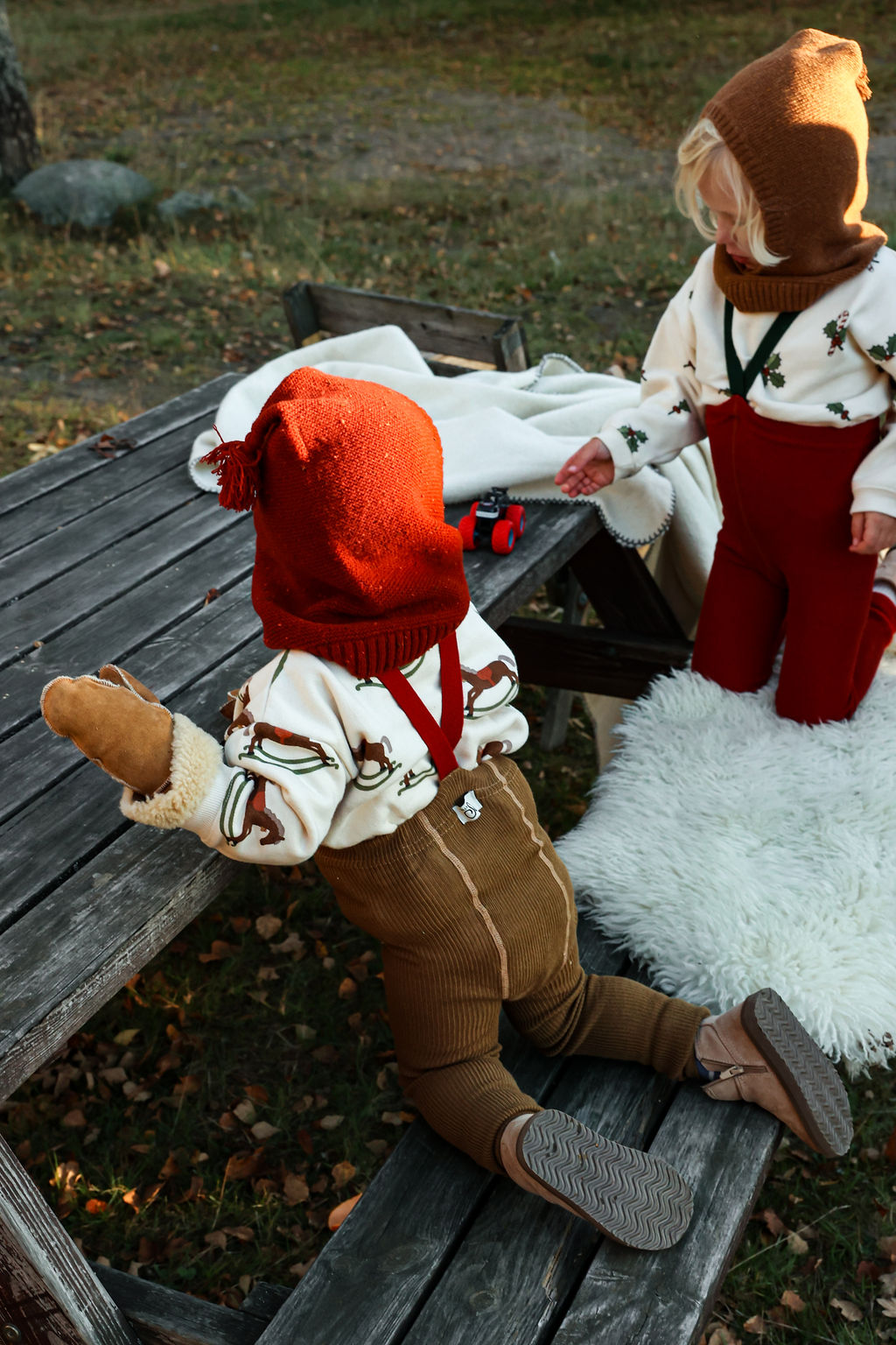 Acorn Brown W Maple Leaf legginsy z szelkami Silly Silas retro dziecięce