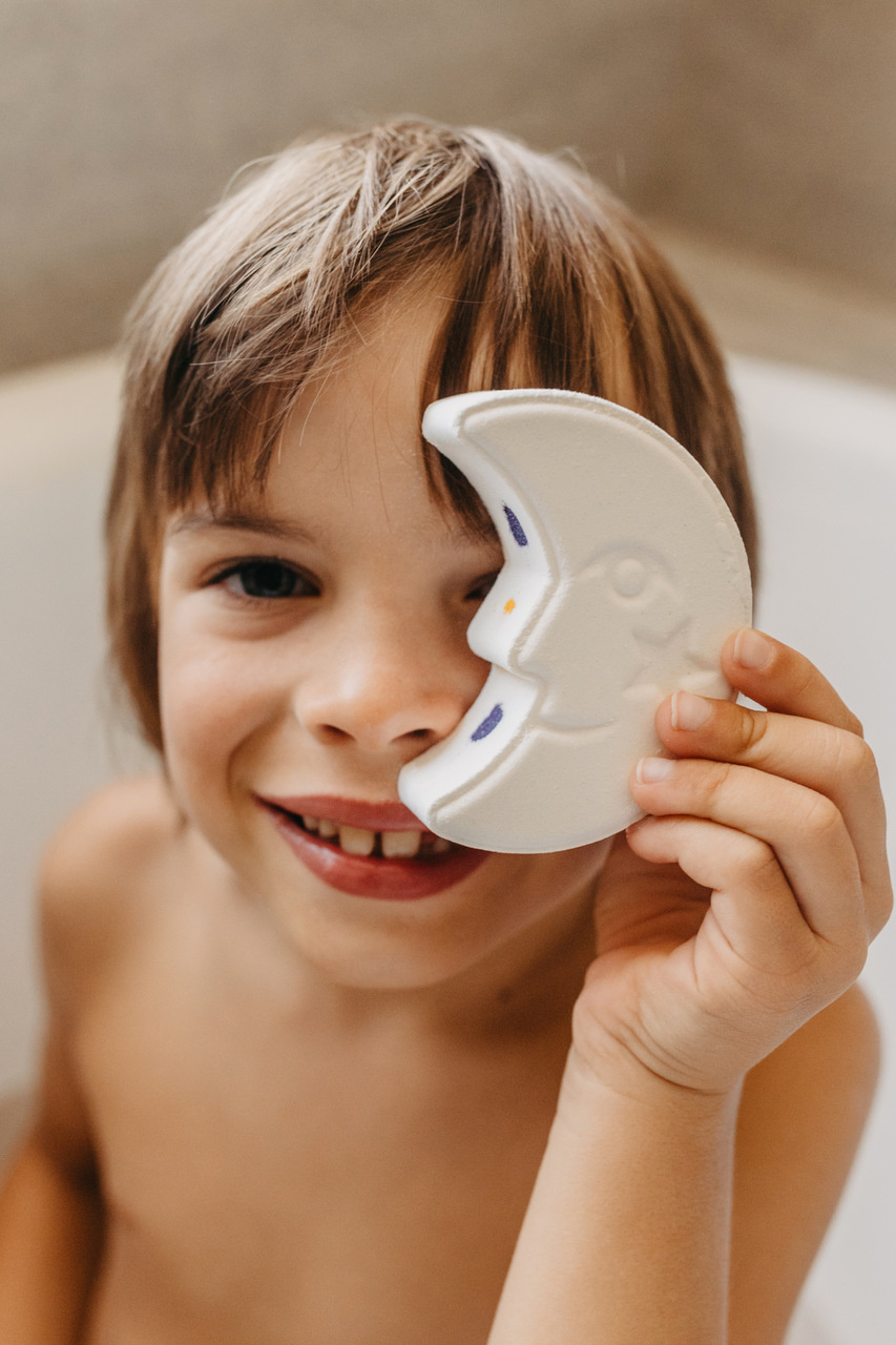 księżyc kula musująca do kąpieli dla dzieci eko zabawa w wannie