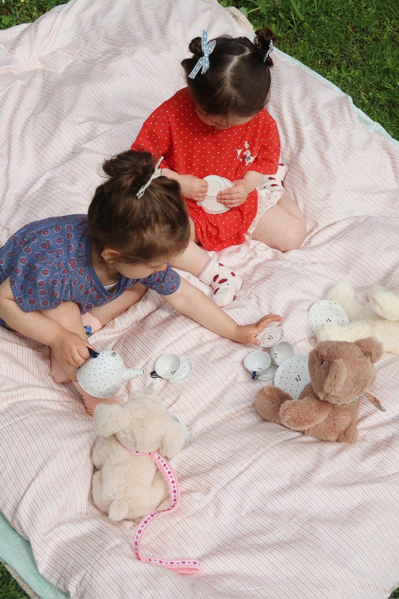 dzieci piknik zabawa niebieskie kropeczki czajnik