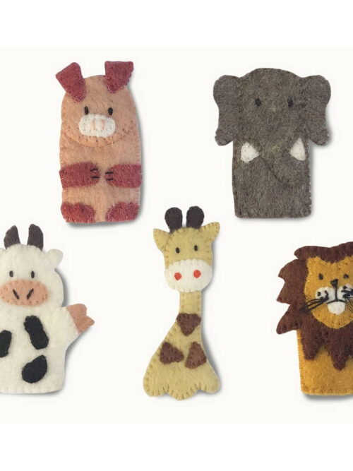 Urocze, ręcznie wykonane pacynki na palce w kształcie zwierzątek to idealna propozycja do kreatywnej zabawy i opowiadania historii. W zestawie znajduje się 6 sympatycznych postaci: świnka, słoń, krowa, żyrafa oraz lew, które zachęcają dzieci do tworzenia własnych scenek i rozwijania wyobraźni. Pacynki są lekkie, miękkie i dopasowane do małych rączek, dzięki czemu doskonale sprawdzą się już od najmłodszych lat. Zabawa nimi wspiera rozwój mowy, kreatywność oraz umiejętności społeczne. To świetne narzędzie do zabawy w teatrzyk, nauki opowiadania historii oraz wspólnego spędzania czasu z dzieckiem. Każda pacynka została wykonana ręcznie, co sprawia, że każdy zestaw jest unikatowy. Do produkcji wykorzystano naturalną wełnę, dzięki czemu są przyjemne w dotyku i trwałe. To idealny pomysł na prezent dla dziecka, który łączy zabawę z rozwojem. Zalety produktu • zestaw 6 pacynek na palce • motywy zwierząt: świnka, słoń, krowa, żyrafa, lew • rozwijają wyobraźnię i mowę • idealne do zabawy w teatrzyk • ręcznie wykonane – każdy egzemplarz unikatowy • miękkie i lekkie – idealne dla małych rączek • naturalny materiał – wełna Informacje techniczne Producent: Gamcha Materiał: wełna Wymiary: ok. 10 × 5 cm Ilość: 6 szt. Certyfikat: CE Informacje o bezpieczeństwie Produkt przeznaczony do zabawy pod nadzorem osoby dorosłej. Nie używać w przypadku uszkodzenia. Przechowywać w miejscu niedostępnym dla bardzo małych dzieci