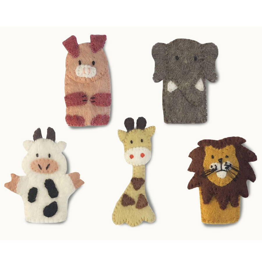 Urocze, ręcznie wykonane pacynki na palce w kształcie zwierzątek to idealna propozycja do kreatywnej zabawy i opowiadania historii. W zestawie znajduje się 6 sympatycznych postaci: świnka, słoń, krowa, żyrafa oraz lew, które zachęcają dzieci do tworzenia własnych scenek i rozwijania wyobraźni. Pacynki są lekkie, miękkie i dopasowane do małych rączek, dzięki czemu doskonale sprawdzą się już od najmłodszych lat. Zabawa nimi wspiera rozwój mowy, kreatywność oraz umiejętności społeczne. To świetne narzędzie do zabawy w teatrzyk, nauki opowiadania historii oraz wspólnego spędzania czasu z dzieckiem. Każda pacynka została wykonana ręcznie, co sprawia, że każdy zestaw jest unikatowy. Do produkcji wykorzystano naturalną wełnę, dzięki czemu są przyjemne w dotyku i trwałe. To idealny pomysł na prezent dla dziecka, który łączy zabawę z rozwojem. Zalety produktu • zestaw 6 pacynek na palce • motywy zwierząt: świnka, słoń, krowa, żyrafa, lew • rozwijają wyobraźnię i mowę • idealne do zabawy w teatrzyk • ręcznie wykonane – każdy egzemplarz unikatowy • miękkie i lekkie – idealne dla małych rączek • naturalny materiał – wełna Informacje techniczne Producent: Gamcha Materiał: wełna Wymiary: ok. 10 × 5 cm Ilość: 6 szt. Certyfikat: CE Informacje o bezpieczeństwie Produkt przeznaczony do zabawy pod nadzorem osoby dorosłej. Nie używać w przypadku uszkodzenia. Przechowywać w miejscu niedostępnym dla bardzo małych dzieci