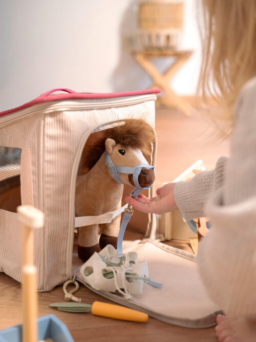 Small Foot pluszowy konik ze stajnią i akcesoriami