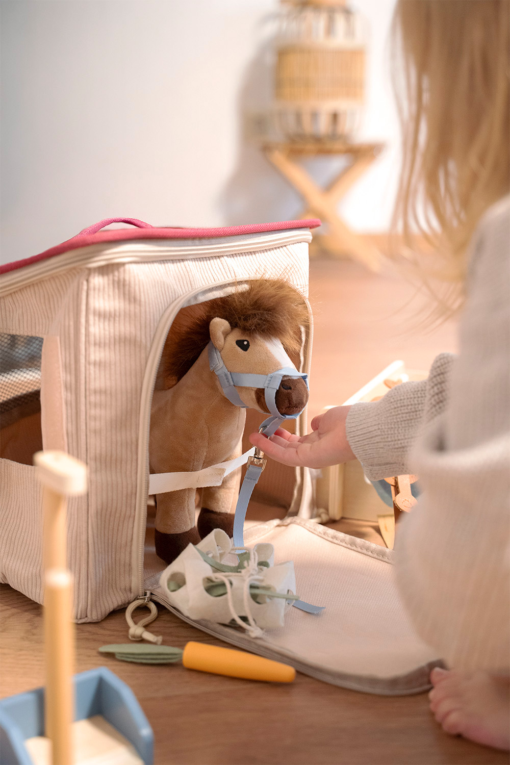 Small Foot pluszowy konik ze stajnią i akcesoriami